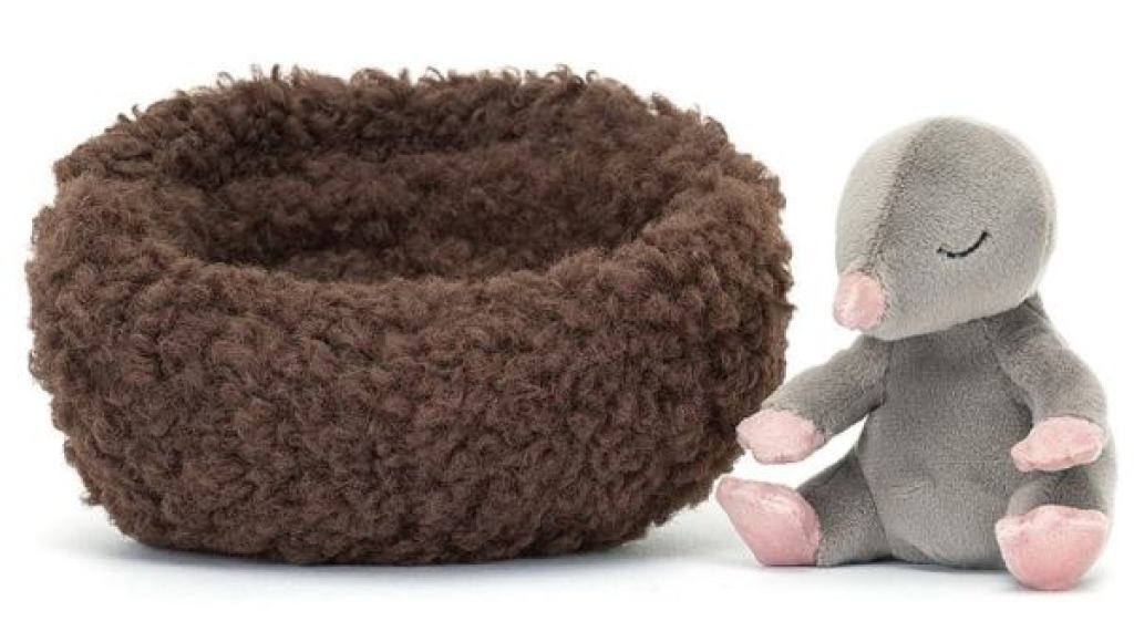 Peluche Taupe dans son nid Hibernating Jellycat Peluche Taupe dans son nid Hibernating de chez Jellycat, collection Friends Jellycat