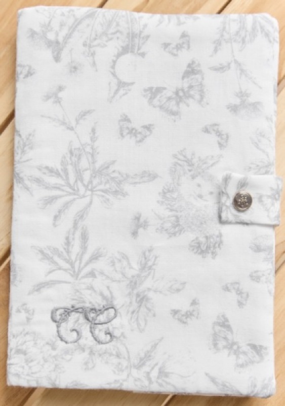 Protège Carnet De Santé Lange Toile De Jouy Gris Tartine et Chocolat Protège Carnet De Santé Lange Toile De Jouy Gris de chez Tartine et Chocolat, collection Toile de Jouy