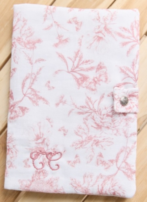 Protège Carnet De Santé Lange Toile De Jouy Rose Tartine et Chocolat Protège Carnet De Santé Lange Toile De Jouy Rose de chez Tartine et Chocolat, collection Toile de Jouy