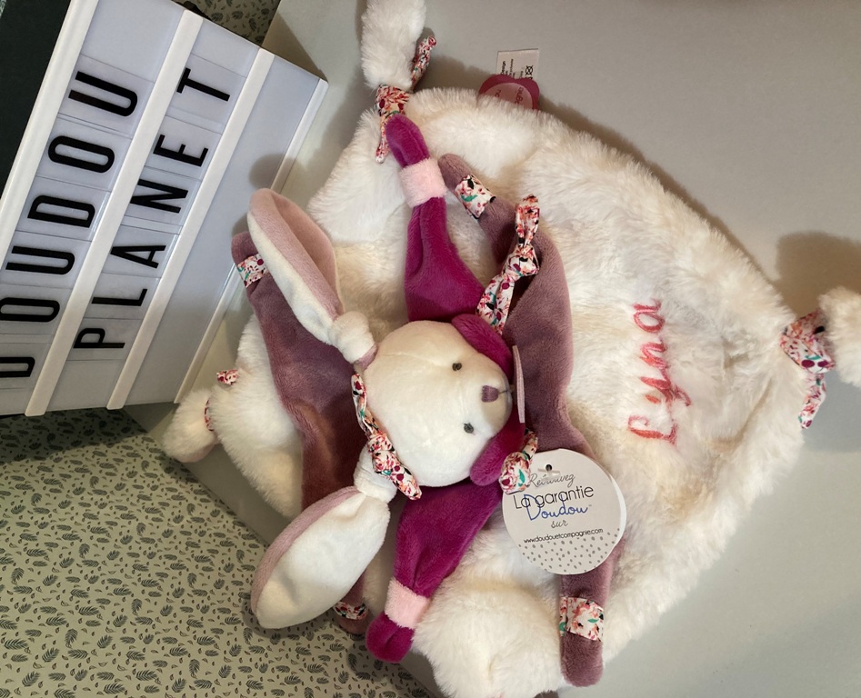 Peluche d'activités Cerise le lapin rose - Doudou et compagnie