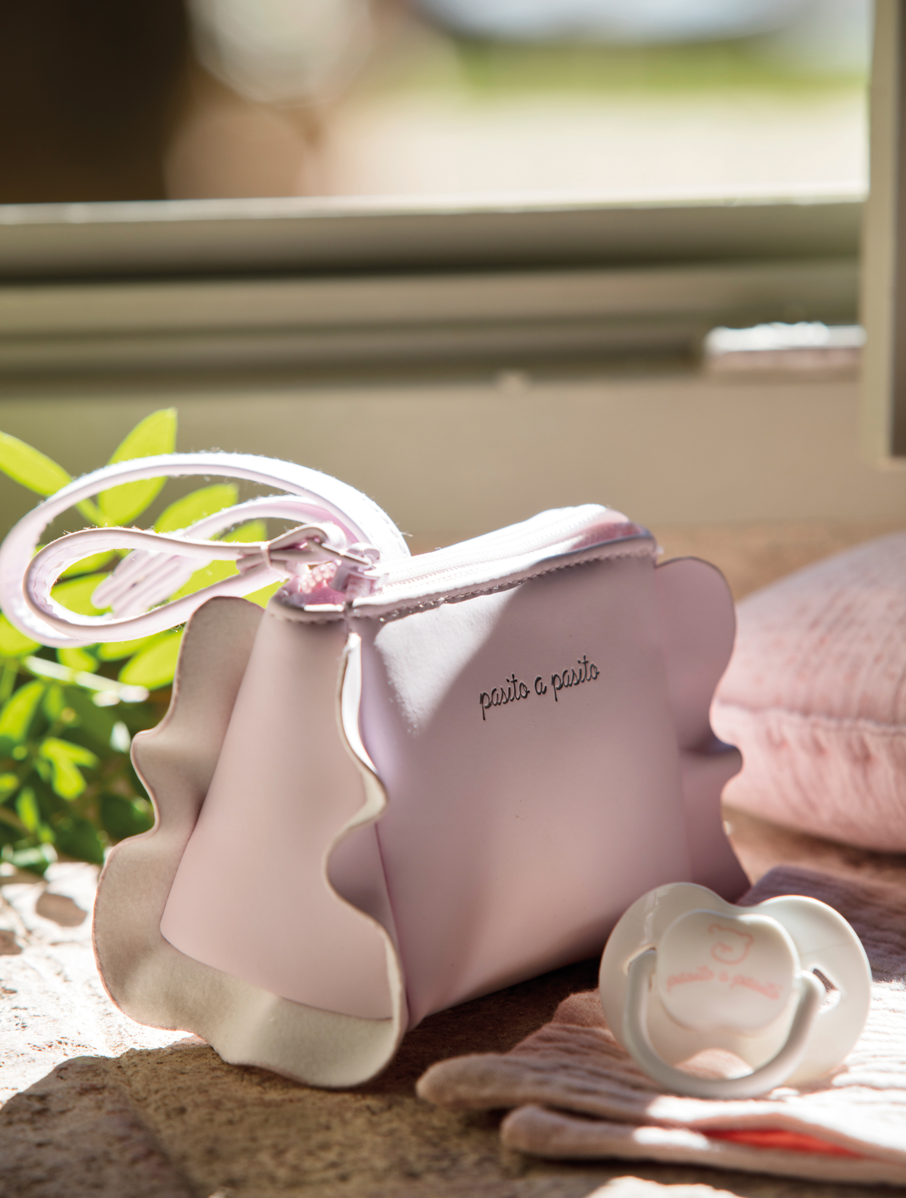 Porta Chupetes Pasito A Pasito Nido Volante Rosa - Tienda On-Line Tris-Tras, Todo Para Tu Bebe