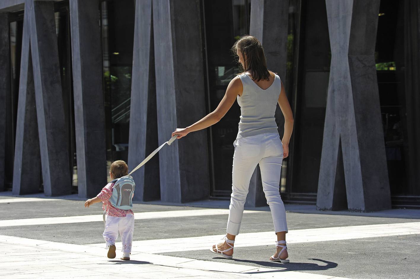 Выгул детей на поводке. Таскать ребенка это. Родитель тащит ребенка. Тащит ребенка. Мама с коляской.